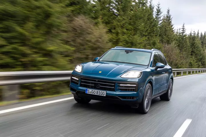 Porsche Cayenne (E3) painted in Montego Blue Metallic