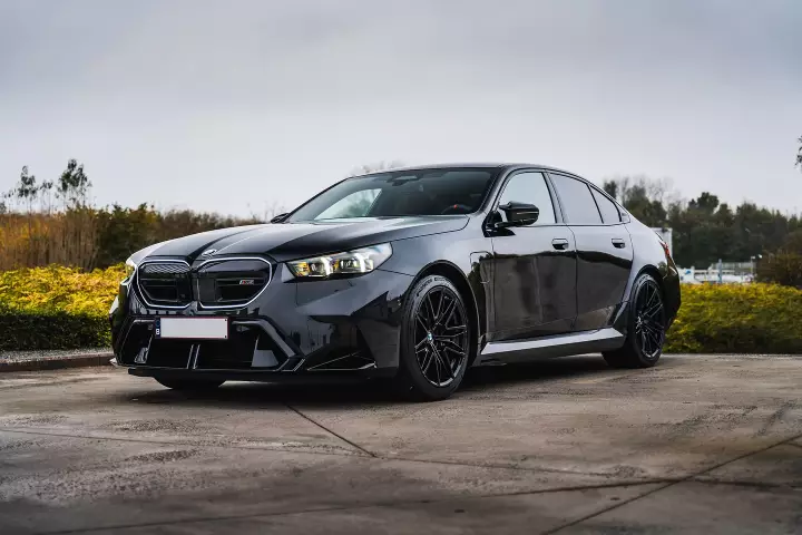 BMW M5 (G90) painted in Sapphire Black