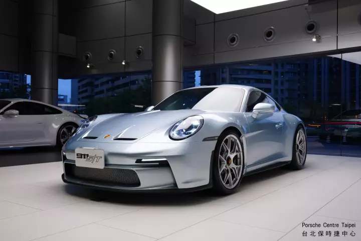 Porsche 911 S/T (992) painted in Azzurro Thetys