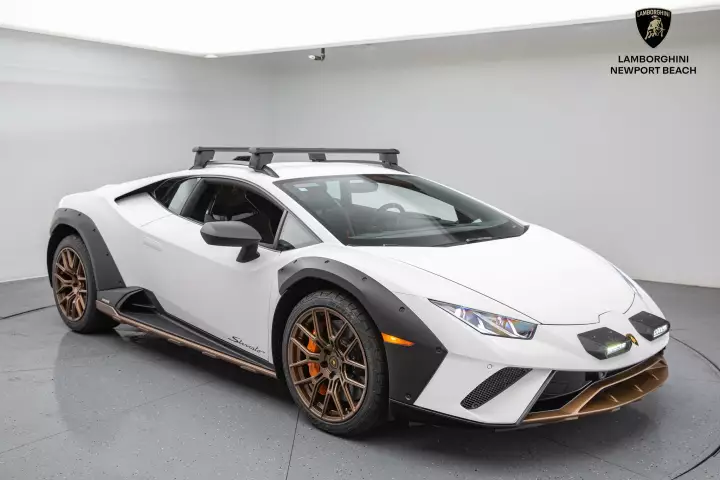 Lamborghini Huracán Sterrato painted in Bianco Asopo Matt