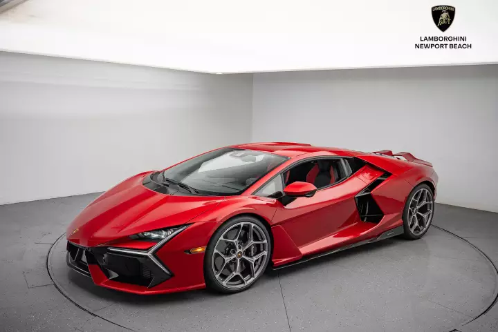 Lamborghini Revuelto painted in Rosso Efesto