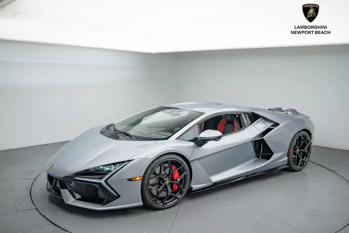 Lamborghini Revuelto painted in Grigio Artis Lucido
