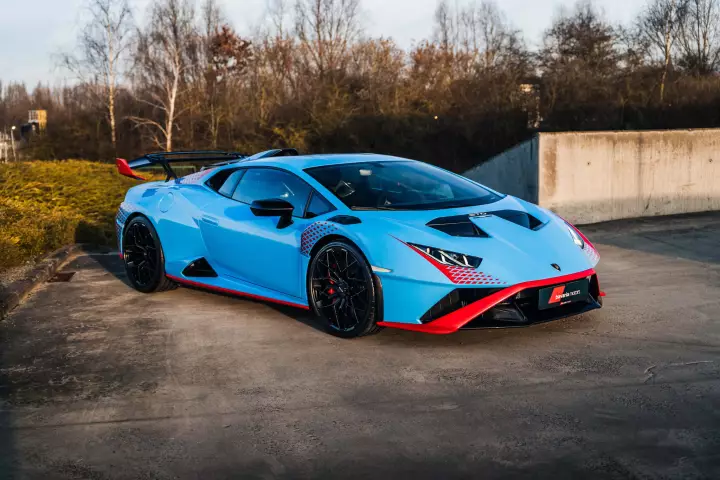 Lamborghini Huracán STO (LP640-2) painted in Blu Cepheus and Rosso Mars