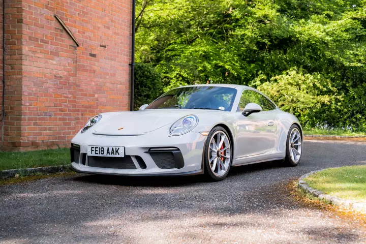 Porsche 911 GT3 Touring (991.2) painted in Crayon