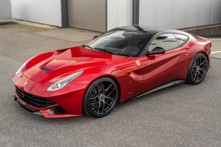 Ferrari F12 Berlinetta painted in Nemo Red and Nero DS