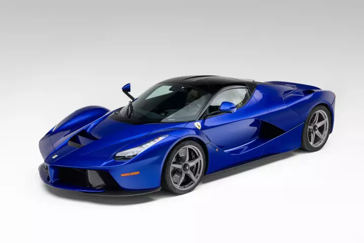 Ferrari LaFerrari painted in Blu Elettrico