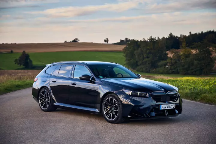BMW M5 Touring (G99) painted in Carbon Black