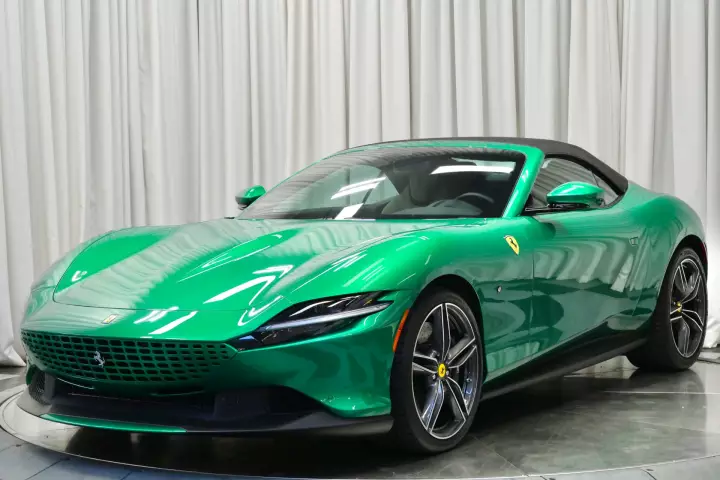 Ferrari Roma Spider painted in Verde Jewel