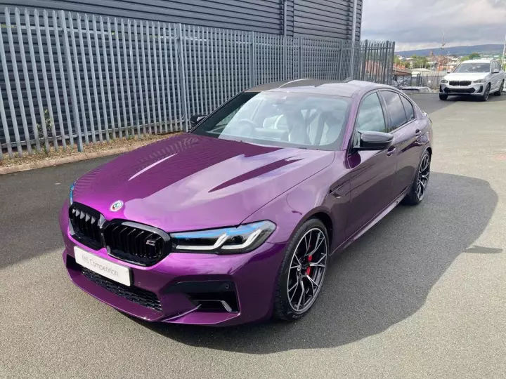 BMW M5 (F90) painted in Twilight Purple