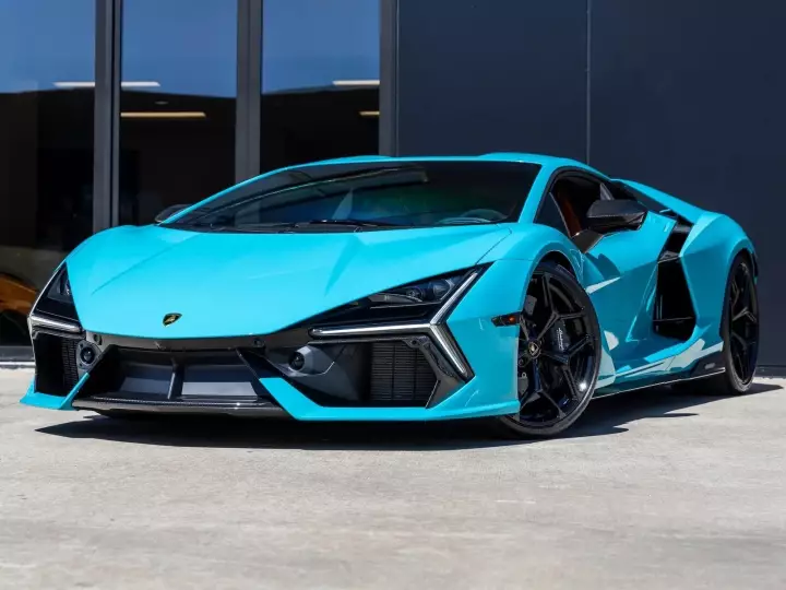 Lamborghini Revuelto painted in Blu Glauco
