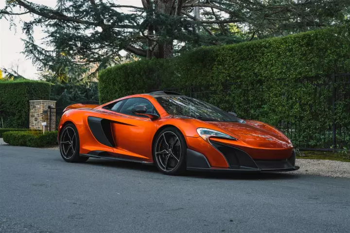 McLaren 675LT painted in Volcano Orange