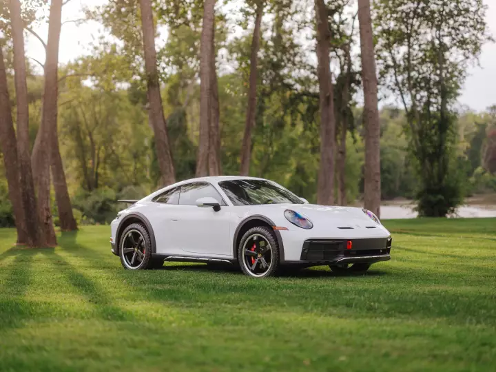 Porsche 911 Dakar (992) painted in Pure White