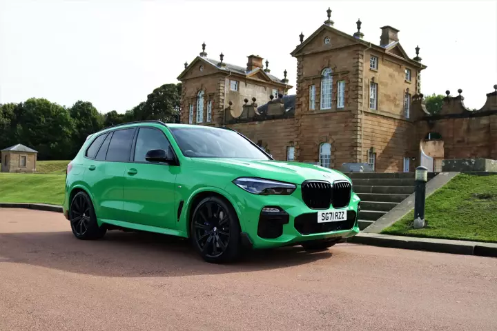 BMW X5 (G05) painted in Signal Green