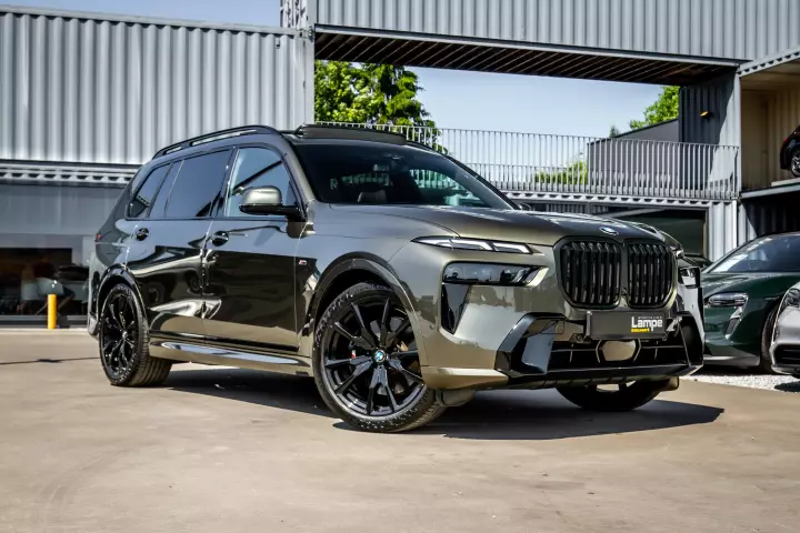 BMW X7 (G07) painted in Manhattan