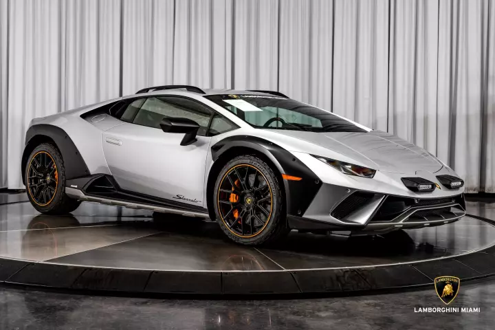 Lamborghini Huracán Sterrato painted in Grigio Nimbus