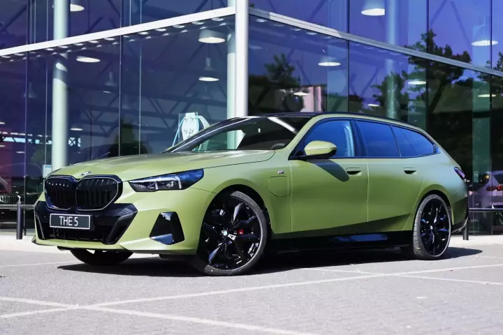 BMW 5 Series Touring (G61) painted in Frozen Urban Green
