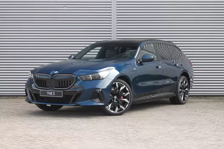 BMW 5 Series Touring (G61) painted in Aegean Blue