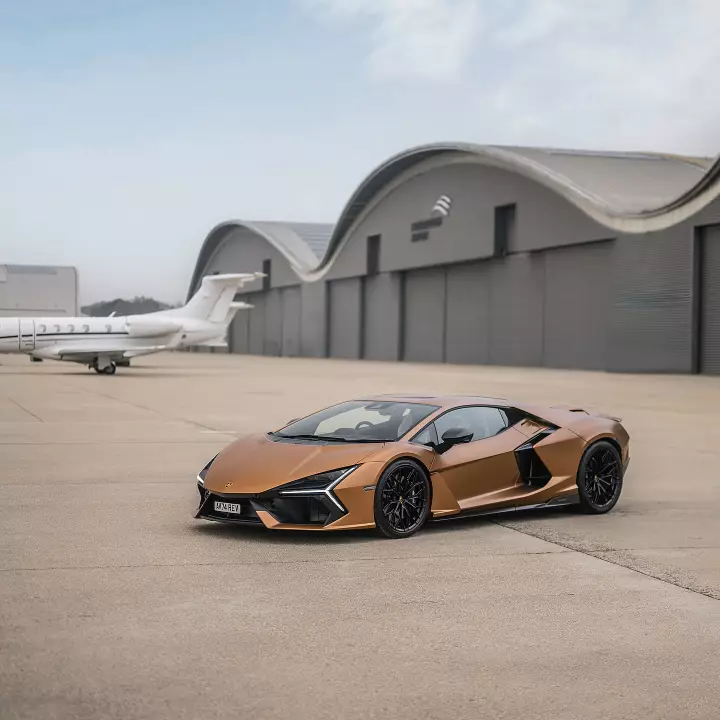 Lamborghini Revuelto painted in Bronzo Zenas
