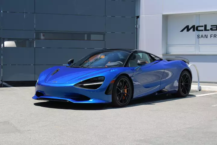 McLaren 750S Spider painted in Volcano Blue