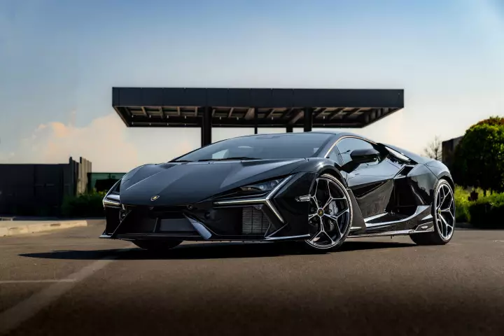 Lamborghini Revuelto painted in Nero Aldebaran Diamantato