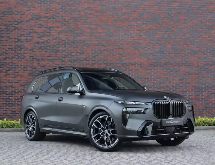 BMW X7 (G07) painted in Frozen Deep Grey