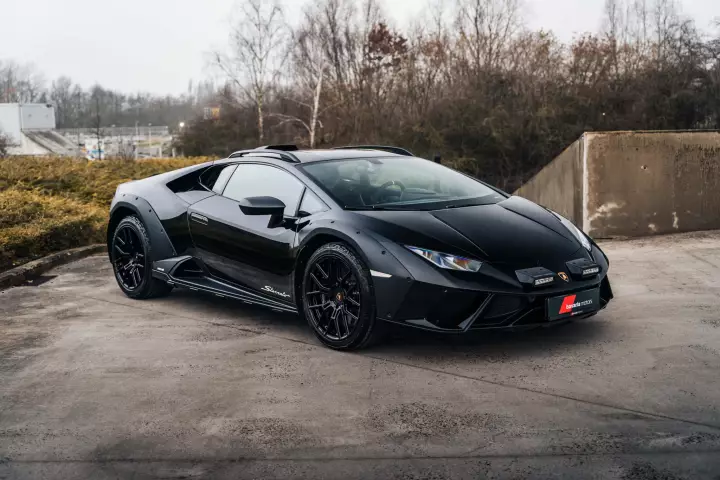 Lamborghini Huracán Sterrato painted in Nero Noctis