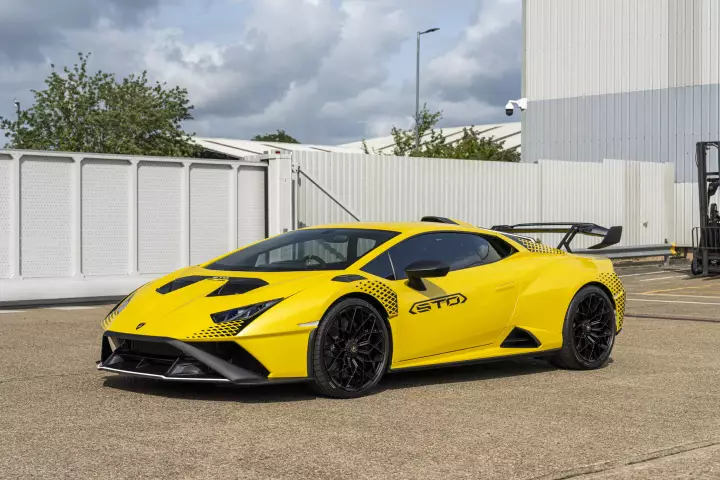 Lamborghini Huracán STO (LP640-2) painted in Giallo Belenus