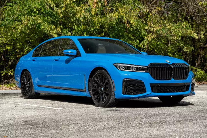 BMW 7 Series (G11) painted in Voodoo Blue