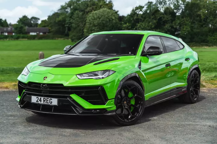 Lamborghini Urus Performante painted in Verde Mantis