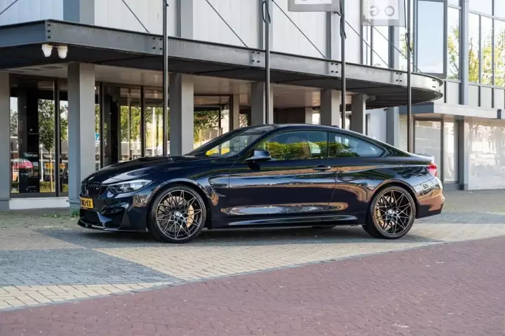 BMW M4 (F82) painted in Night Blue