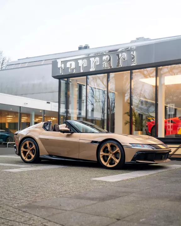 Ferrari 12Cilindri Spider painted in Oro Baviera and Nero DS