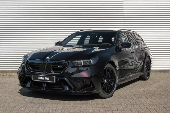 BMW M5 Touring (G99) painted in Ruby Black