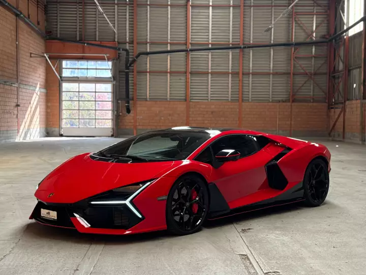 Lamborghini Revuelto painted in Rosso Mars