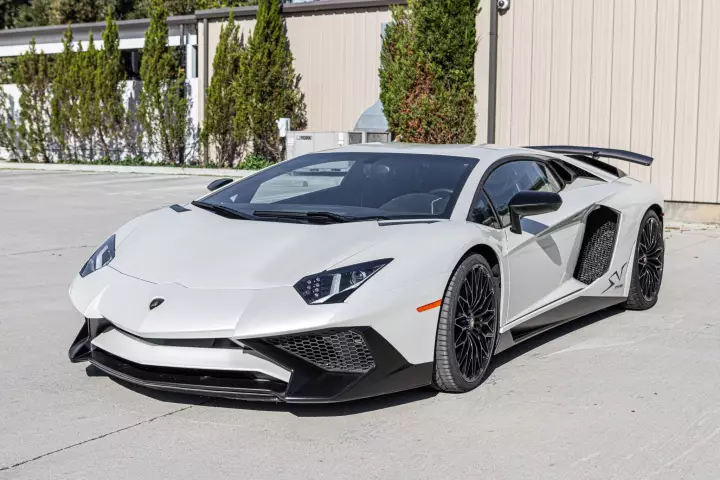 Lamborghini Aventador SuperVeloce (LP750-4) painted in Balloon White