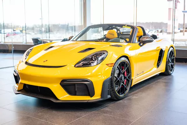 Porsche 718 Spyder RS (982) painted in Speed Yellow