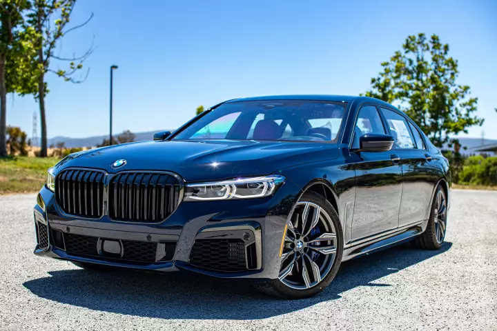 BMW 7 Series (G11) painted in Black Blue