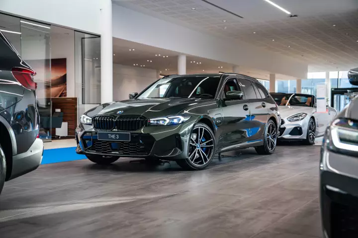 BMW 3 Series Touring (G21) painted in Malachite Green II