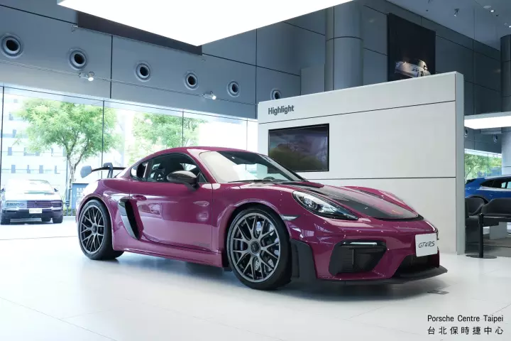 Porsche 718 Cayman GT4 RS (982) painted in Ruby Star
