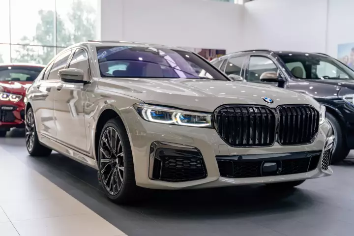 BMW 7 Series (G11) painted in Fashion Grey