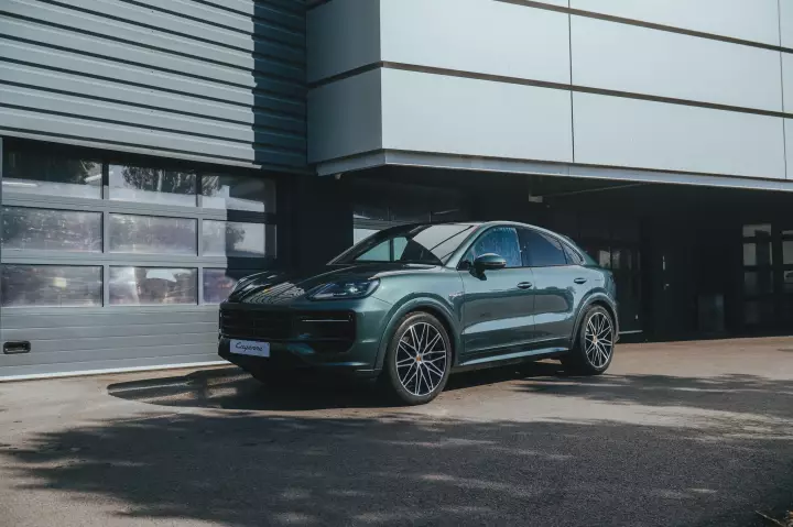 Porsche Cayenne Coupé (E3) painted in Camouflage Green