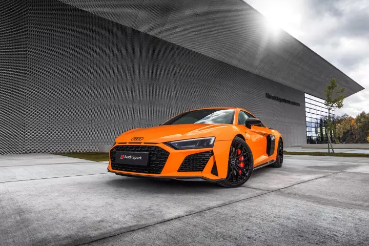 Audi R8 (4S) painted in Glut Orange