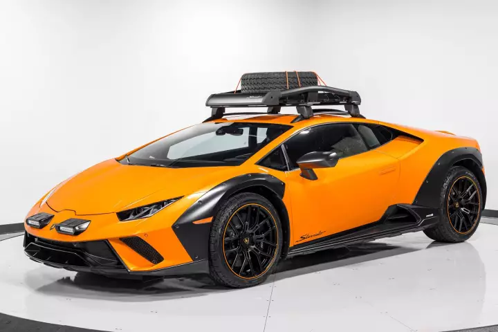 Lamborghini Huracán Sterrato painted in Arancio Borealis