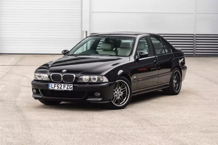 BMW M5 (E39) painted in Sapphire Black