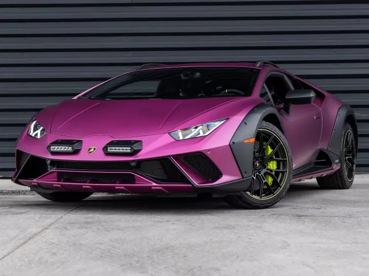 Lamborghini Huracán Sterrato painted in Viola Rubus