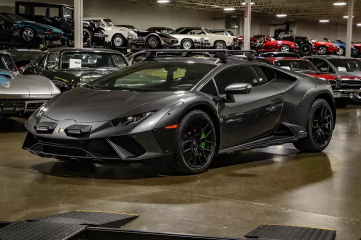 Lamborghini Huracán Sterrato painted in Grigio Lynx