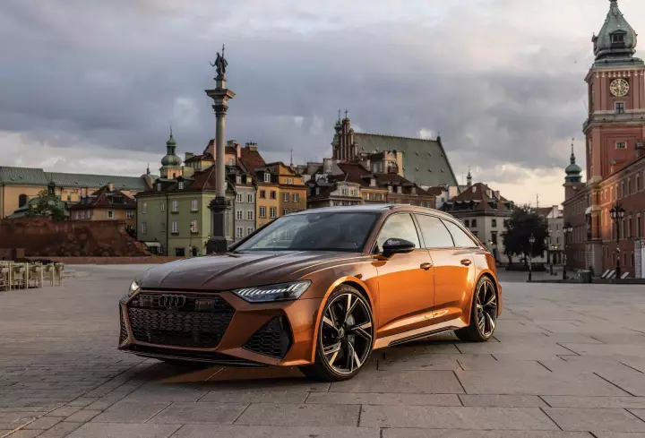 Audi RS6 Avant (C8) painted in Ipanema Brown