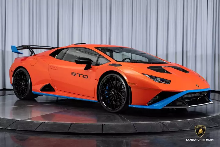 Lamborghini Huracán STO (LP640-2) painted in Arancio Xanto and Blu Nila