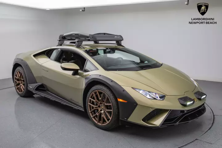 Lamborghini Huracán Sterrato painted in Verde Draco