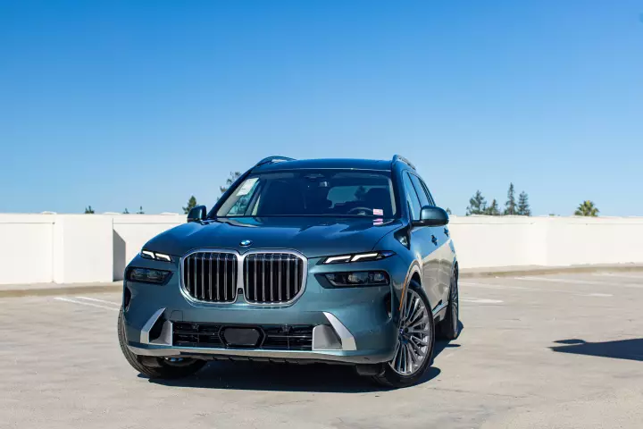 BMW X7 (G07) painted in Blue Ridge Mountain