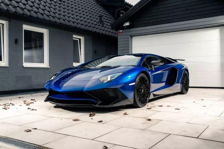 Lamborghini Aventador SuperVeloce (LP750-4) painted in Blu Sideris